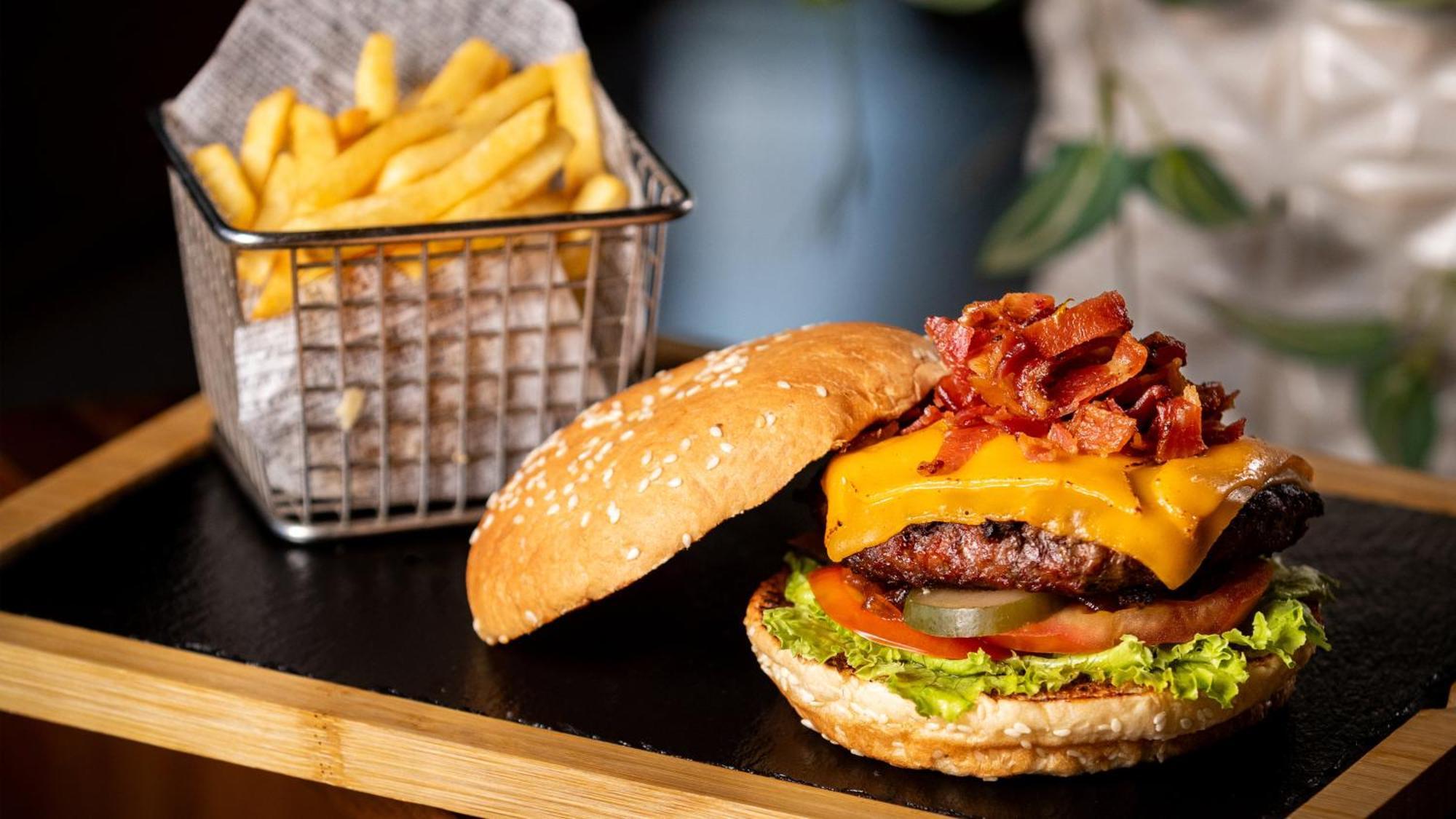 Holiday Inn Santo Domingo By Ihg Εξωτερικό φωτογραφία A cheeseburger with bacon