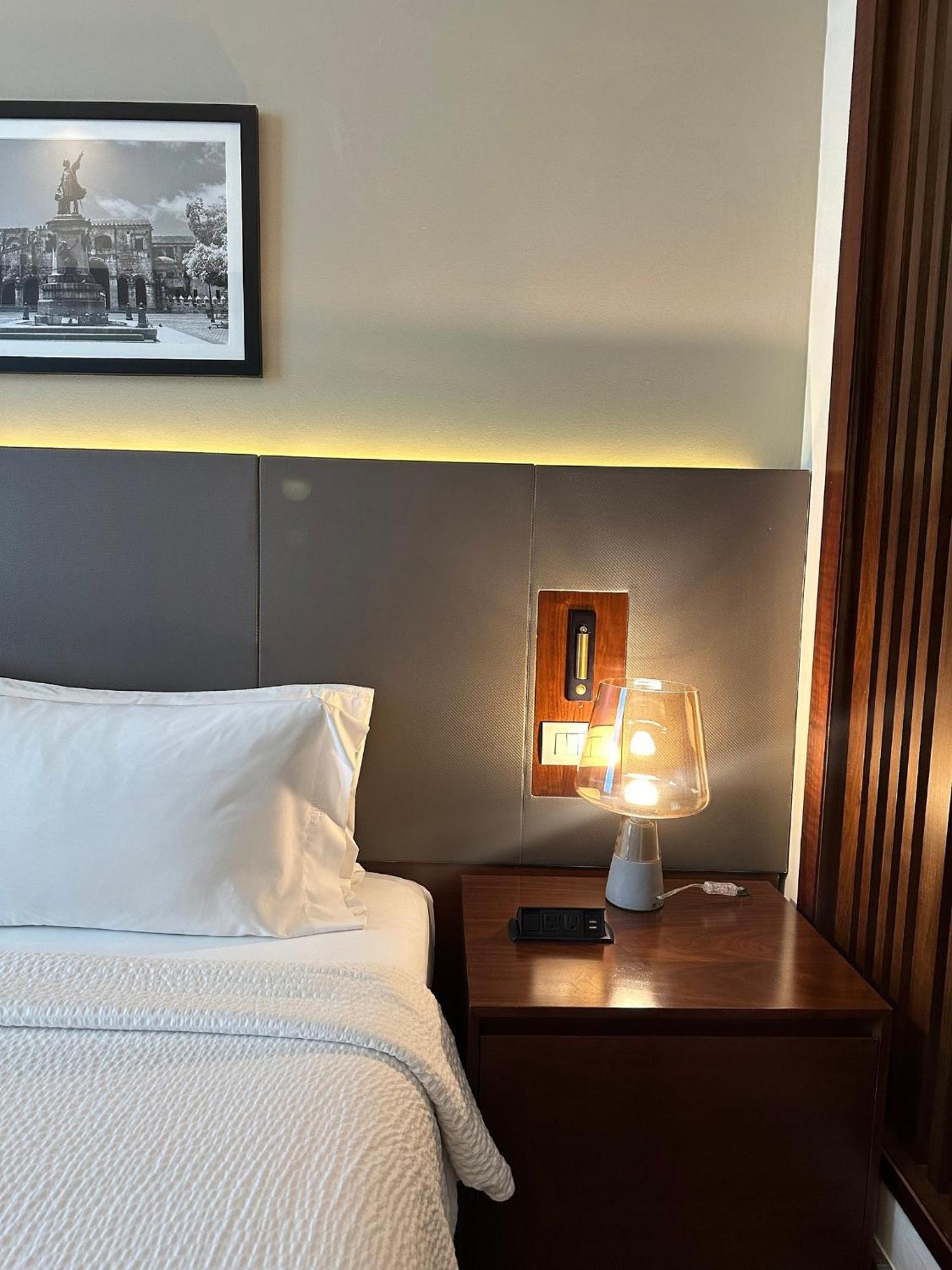 Holiday Inn Santo Domingo By Ihg Εξωτερικό φωτογραφία A bedside table with a lamp