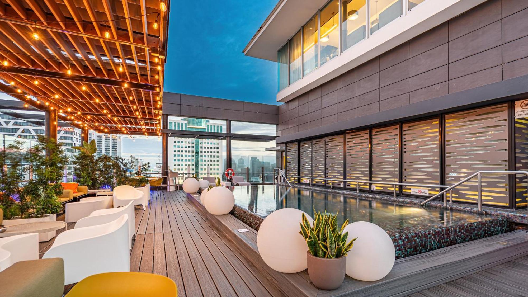 Holiday Inn Santo Domingo By Ihg Εξωτερικό φωτογραφία The rooftop pool at the hotel