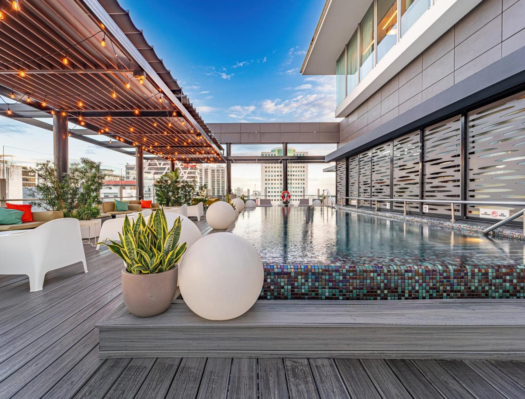 Holiday Inn Santo Domingo By Ihg Εξωτερικό φωτογραφία Rooftop pool at the hotel